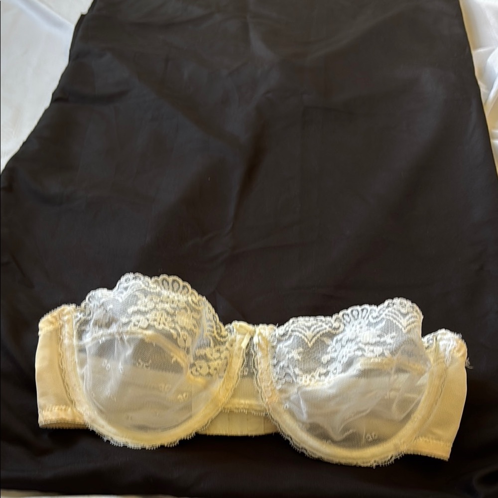 Vanity Fair Elegant Strapless Lace Underwire Bra - Cream